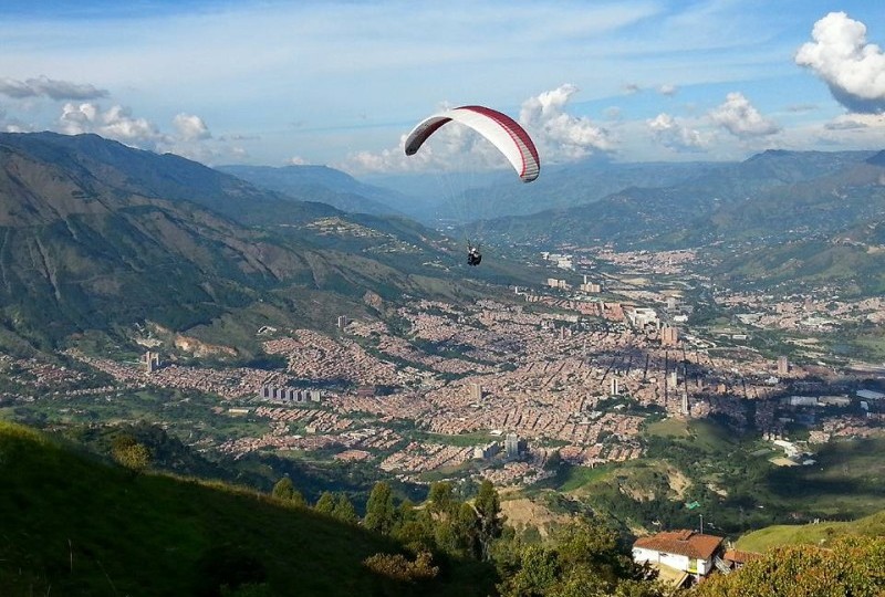 paragliding-in-medellin-e1447653824596